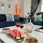 Villa Entire Lulu - Private Pool, Free Wi-fi, Good Location, Breathtaking Sea Views *