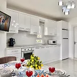 Entire Lulu - Private Pool, Free Wi-fi, Good Location, Breathtaking Sea Views Villa